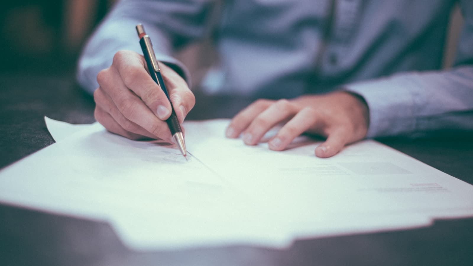 Persona revisando documentos de protección de datos en un escritorio