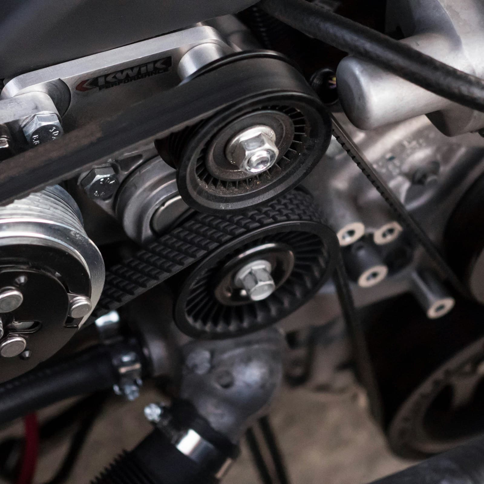 Primer plano de la correa de accesorios de un motor de coche