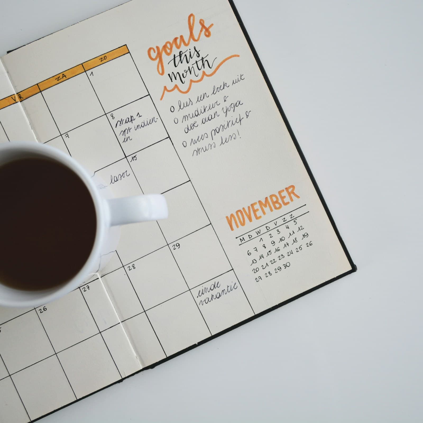 Agenda con citas marcadas sobre un escritorio