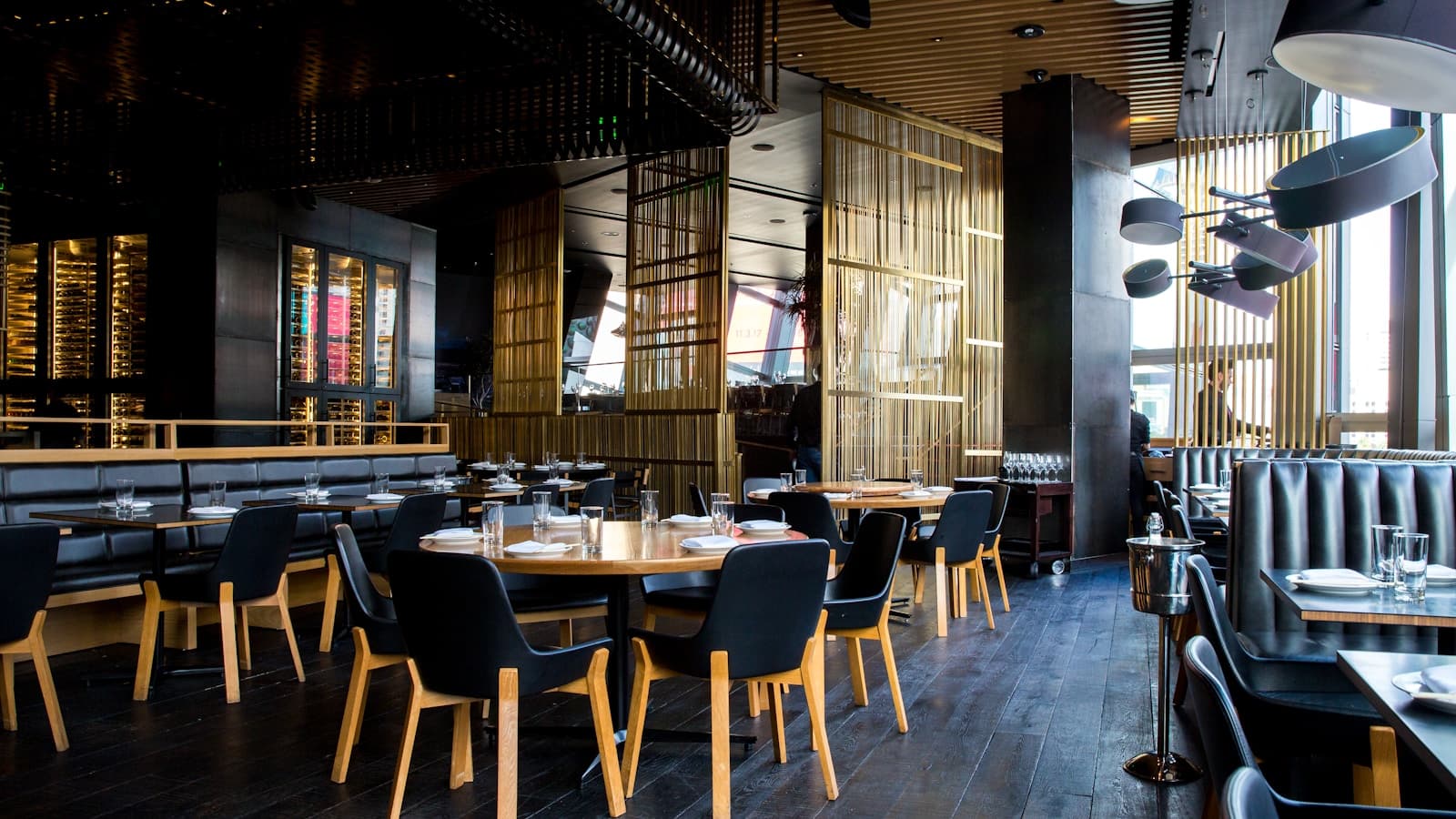 Sala de un restaurante lleno durante el servicio