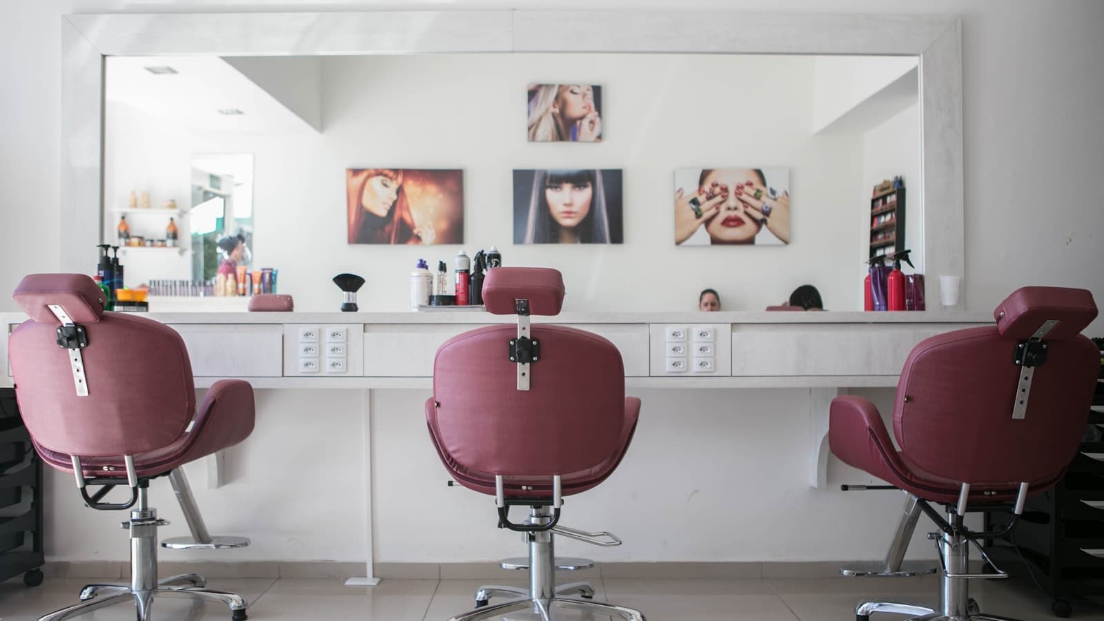 Profesional atendiendo a una clienta en una peluquería moderna