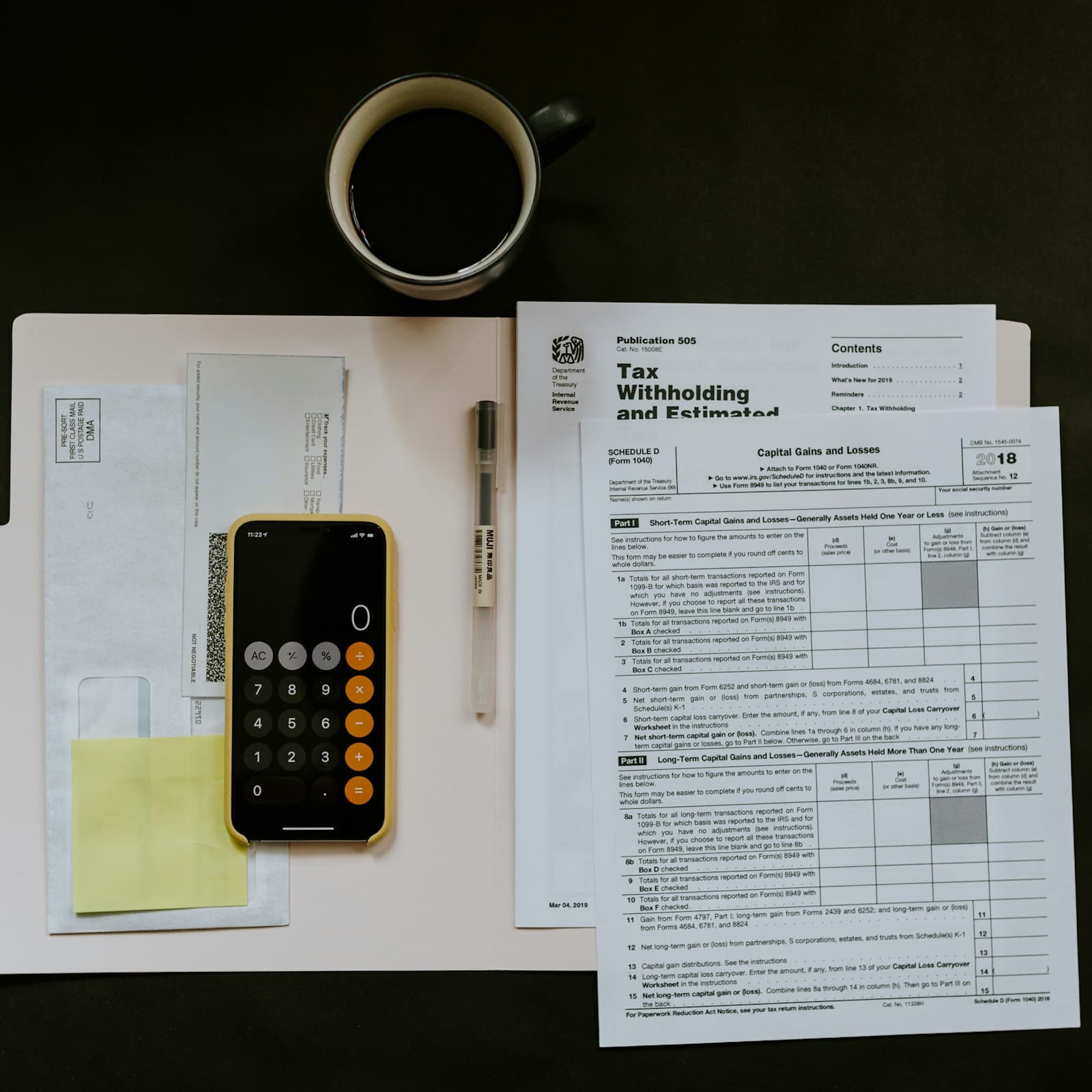 Calculadora, facturas y documentos sobre la mesa de una pequeña empresa