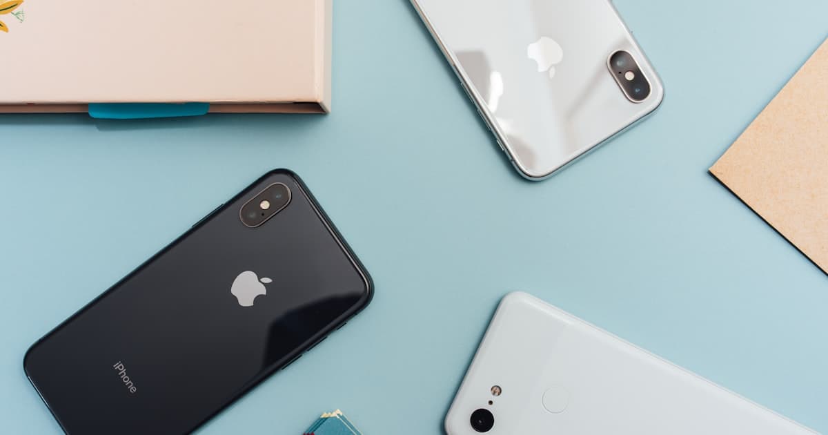 Persona sosteniendo un teléfono móvil con la pantalla encendida