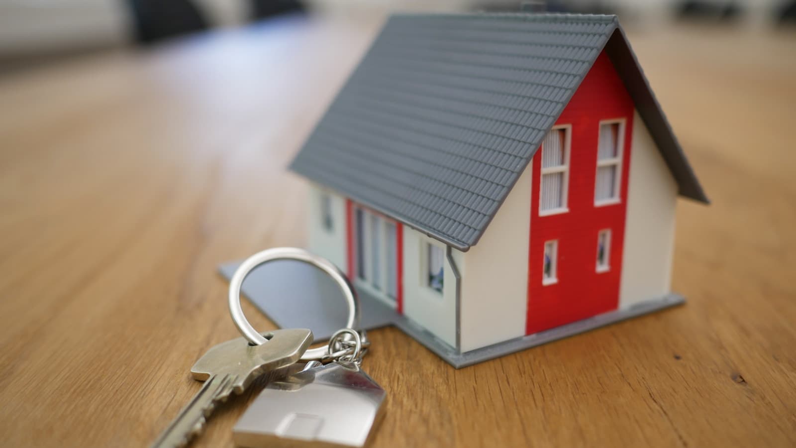 Agente inmobiliario mostrando un inmueble a unos clientes