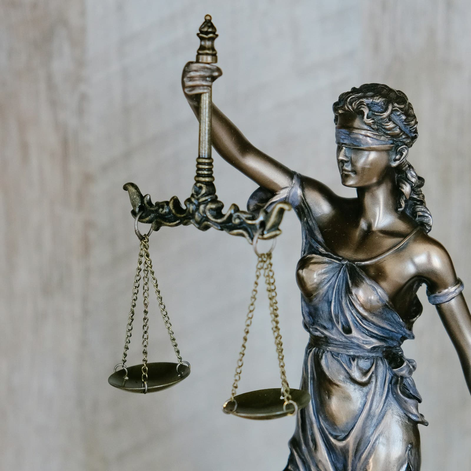 Estatua de bronce de la Justicia, con los ojos vendados y una balanza en la mano