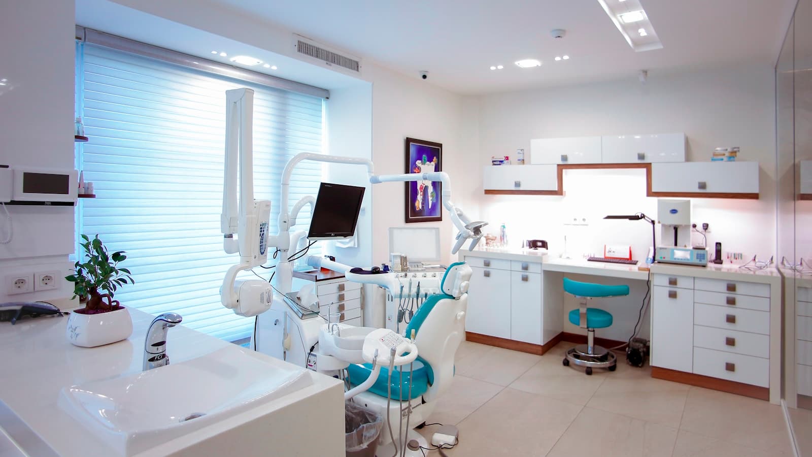 Sillón de tratamiento en una clínica dental moderna