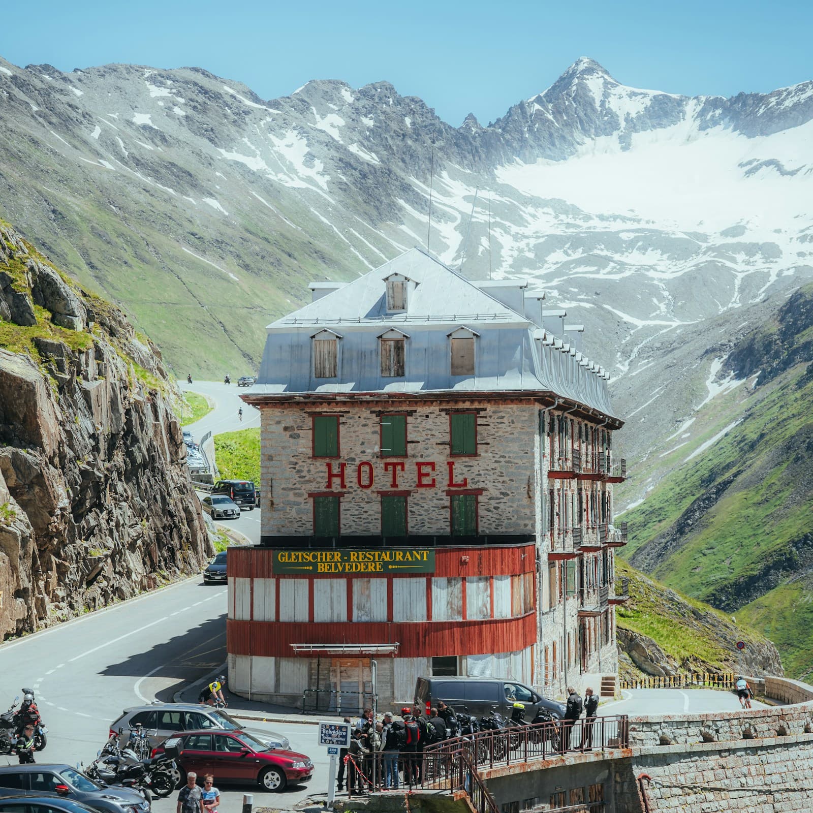 Un hotel en un puerto de montaña, con cumbres nevadas detrás